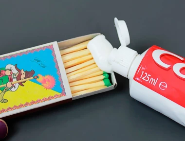 Πήρε ένα κουτί σπίρτα και τους έβαλε οδοντόκρεμα – Αυτός είναι ο λόγος (βίντεο)